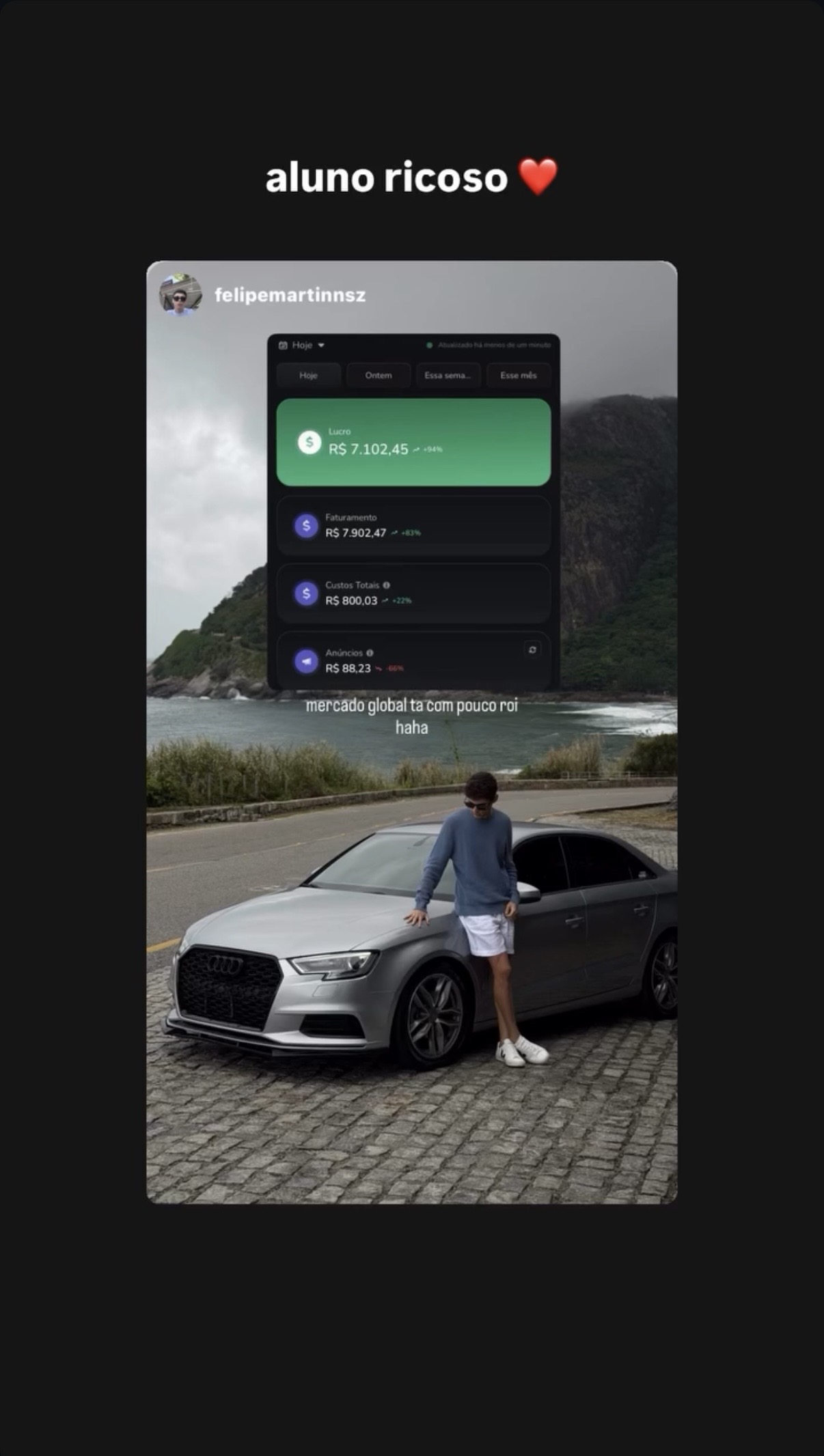 Aluno mostrando mais de 7 mil de lucro no painel, ao lado do carro