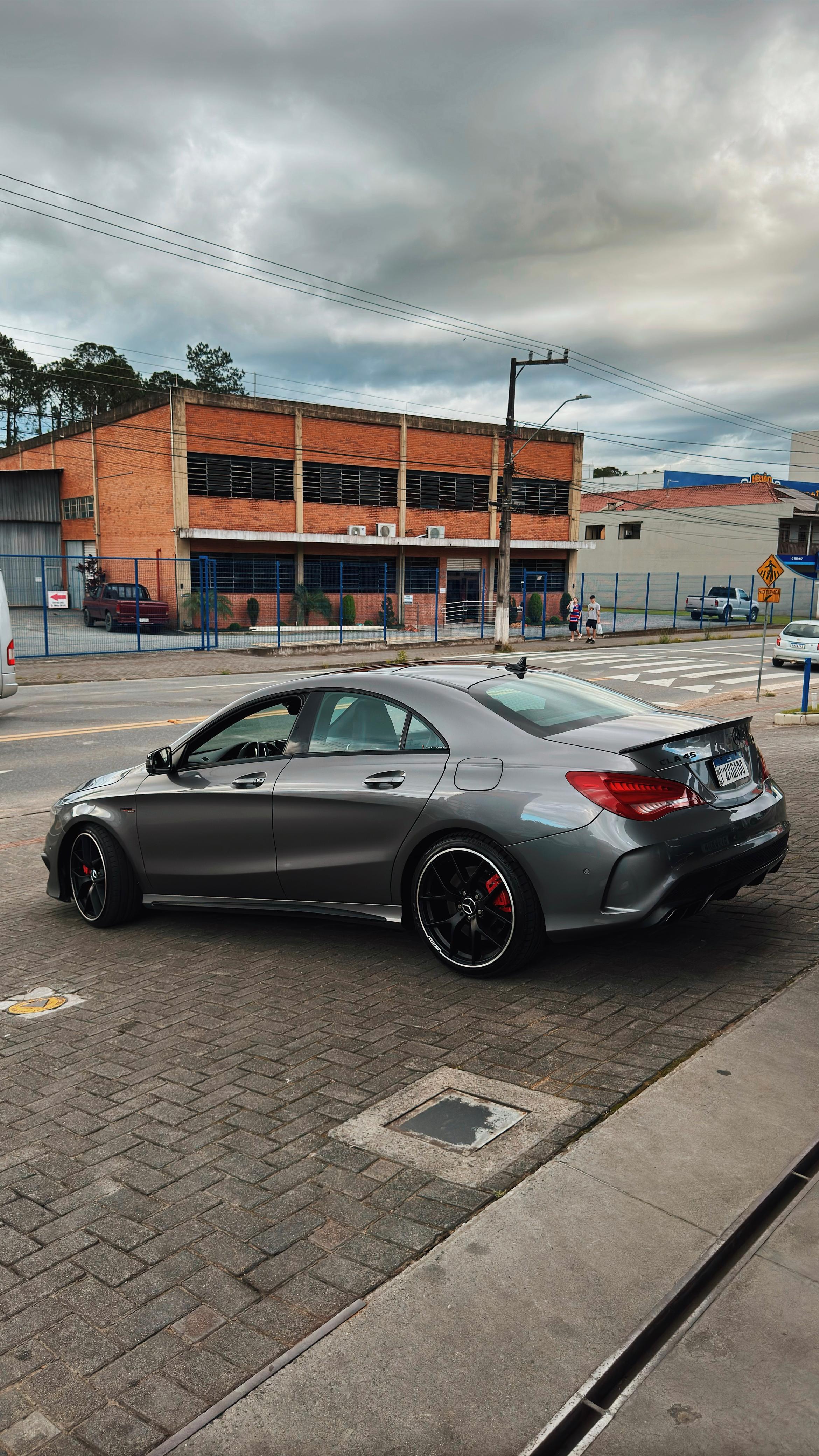 Mercedes cinza, comprada no Pix, estacionada na rua